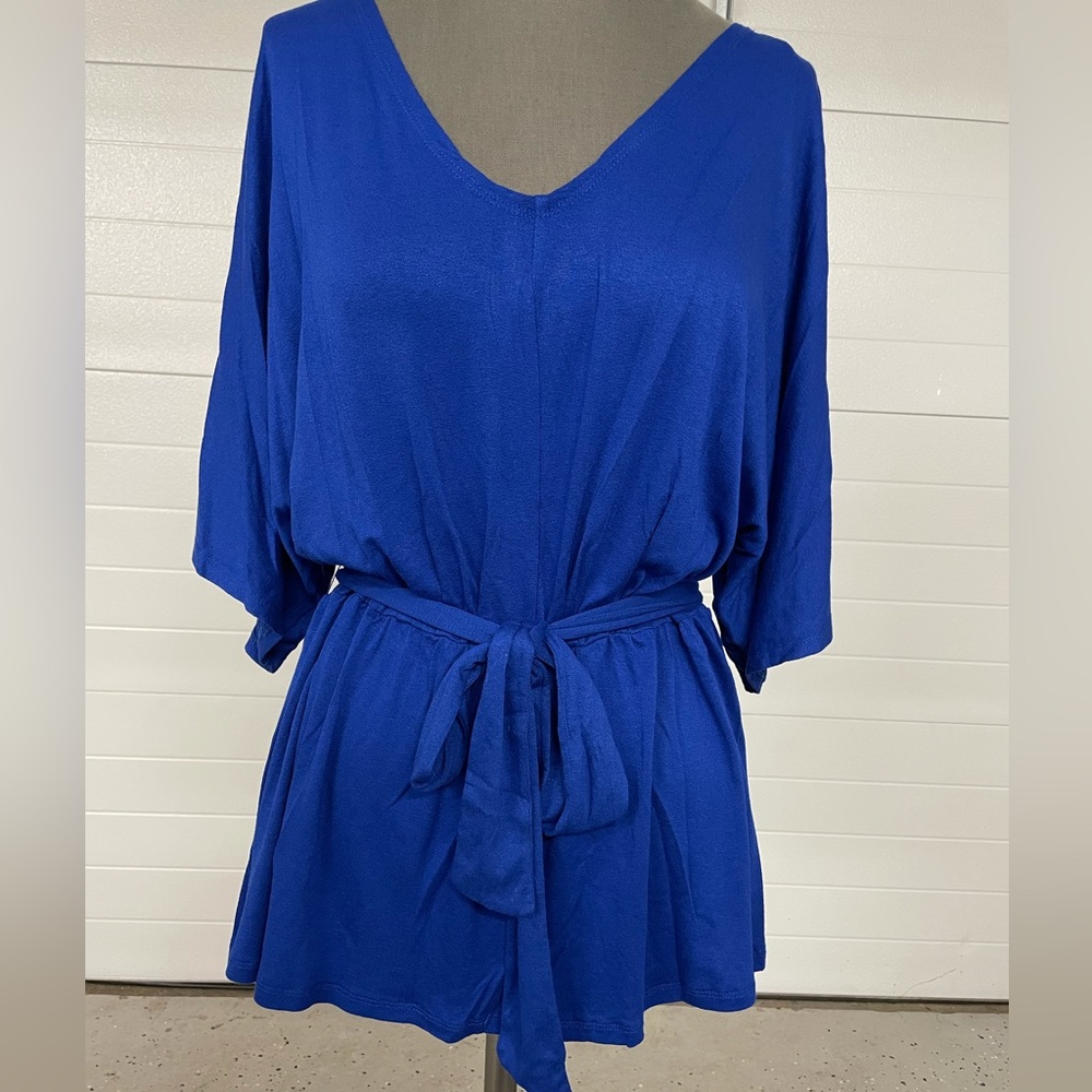 Eye popping tie top. Size XL